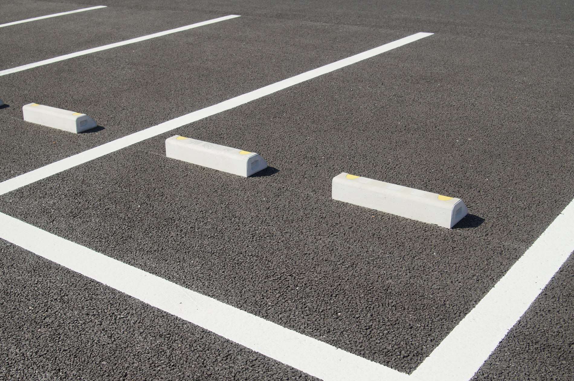 ゆったりとした駐車場で停めやすい